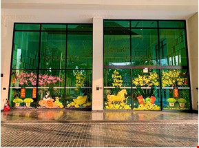 Vẽ tranh trang trí cửa kiếng ết··